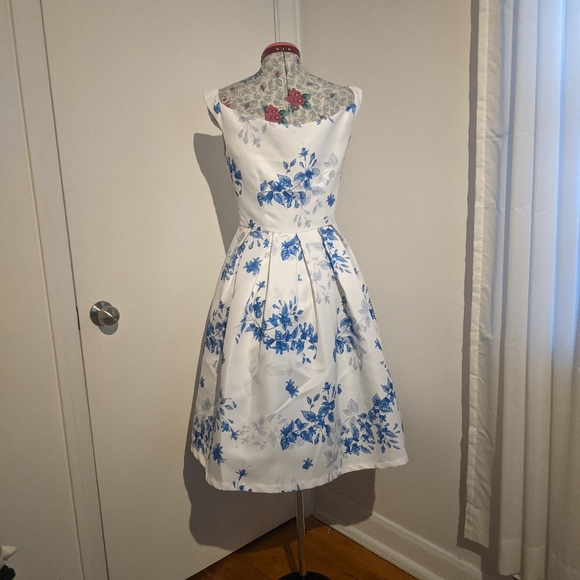 Chi Chi London swing dress - Picture 2 of 4